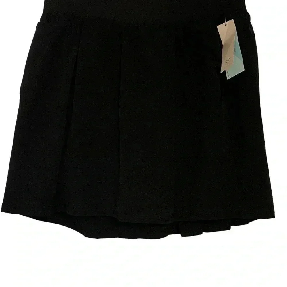 LIVI Active skirt with built in short. Adorable pleated detail in back 14/16